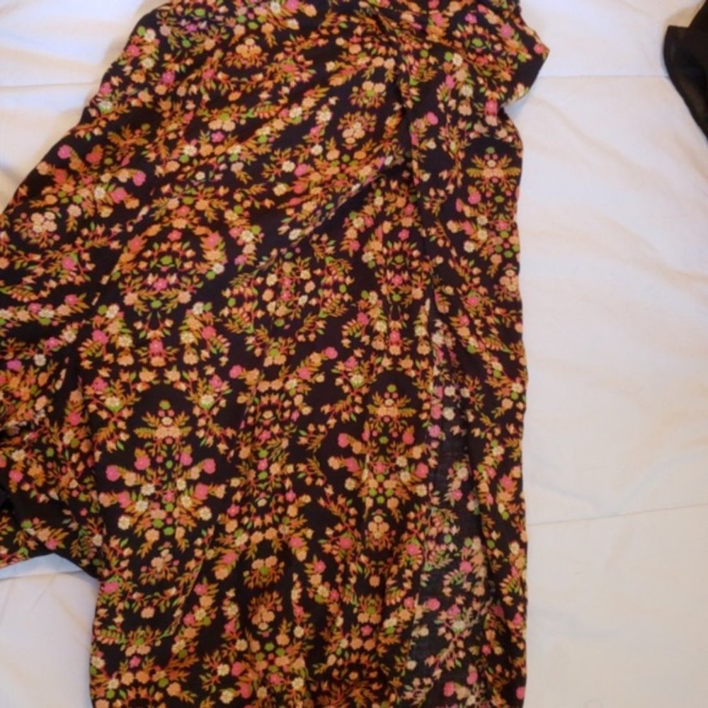 Wide legged pants with full side slits